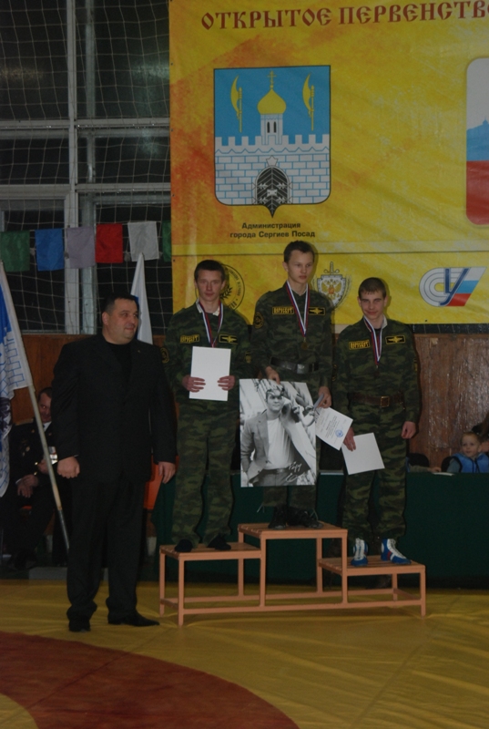 Ветеран спецназа и член оргкомитета О.А. Лисов с призерами Первенства