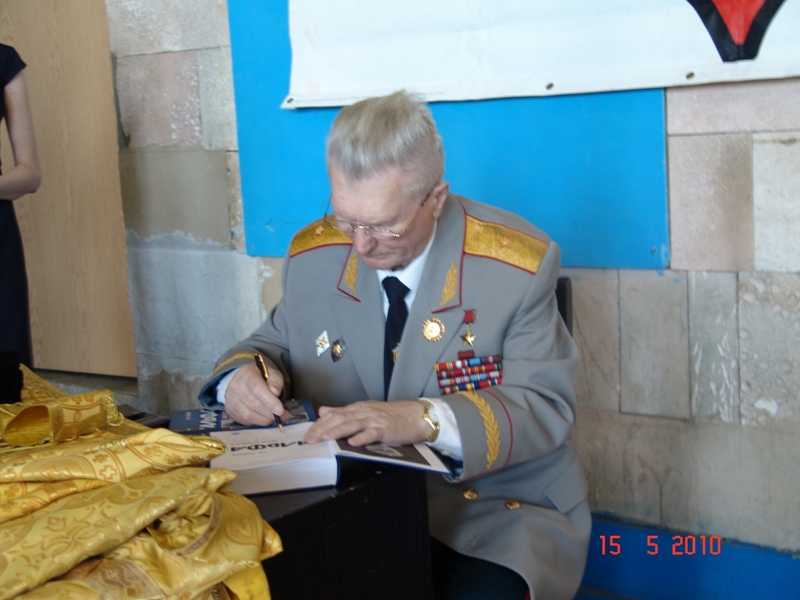 Легендарный командир «Альфы», герой Советского Союза генерал-майор Г.Н. Зайцев подписывает книгу в подарок победителю